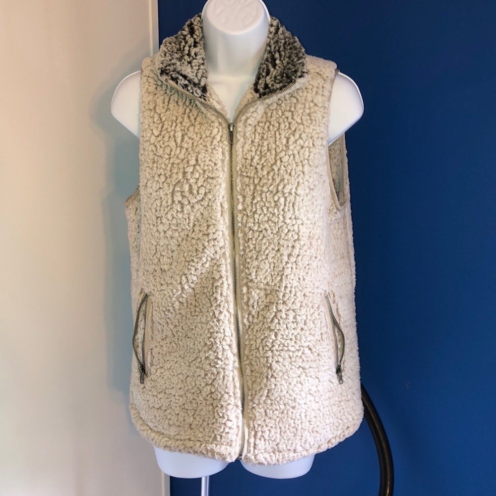 Women’s ivory fuzzy vest Small
